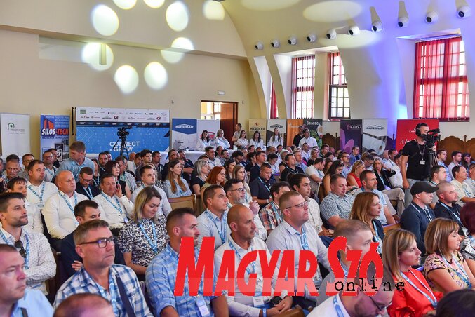 Csaknem 200 vállalkozás képviselői voltak jelen a megnyitón (Molnár Edvárd felvétele) Csaknem 200 vállalkozás képviselői voltak jelen a megnyitón (Molnár Edvárd felvétele)