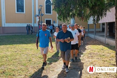 Megérkeztek a bácskertesi (kupuszina) zarándokok (Fotó: L. Móger Tímea)