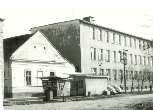 Óbecsei ártézikút az alsóvárosi Petőfi Sándor iskolánál az 1970-es években Óbecsei ártézikút az alsóvárosi Petőfi Sándor iskolánál az 1970-es években