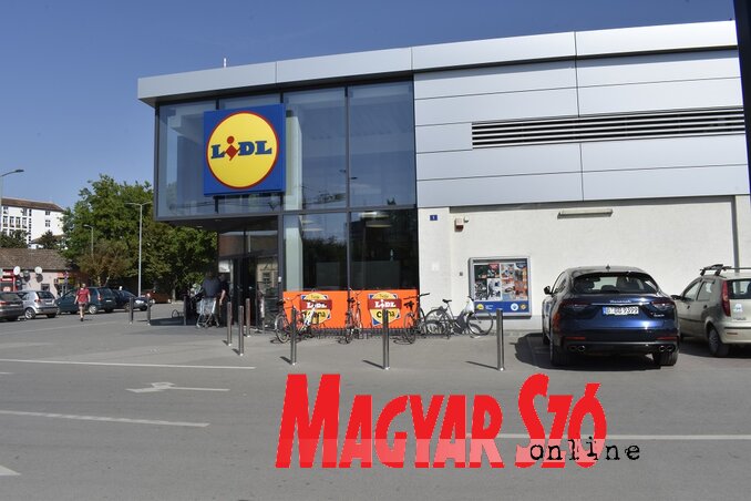 A Lidl üzletlánc forgalmas parkolójában lövöldöztek a migránsok (Fotó: Dér Dianna)