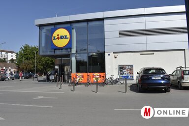 A Lidl üzletlánc forgalmas parkolójában lövöldöztek a migránsok (Fotó: Dér Dianna)