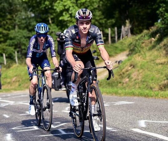 Bardet tudott a legtovább Evenepoel kerekén maradni, de az utolsó hegyen ő is leszakadt a belga bajnokról (Fotó: pezccyclingnews.com/cxcling)