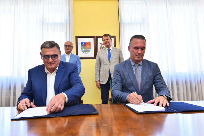 Zoran Drobnjak és Ognjen Belić aláírja a szerződést (Fotó: Tartományi kormány) Zoran Drobnjak és Ognjen Belić aláírja a szerződést (Fotó: Tartományi kormány)