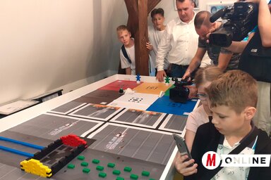 Tűzoltó legórobot programozása újságírók kamerája előtt az első Programozók éjszakáján 2022-ben (Kazinczy Paszterkó Diana)