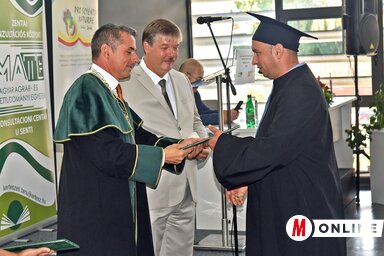 A diplomákat dr. Gyuricza Csaba és dr. Lengyel László adták át a végzős tanulóknak (Fotó: Gergely Árpád felvétele)