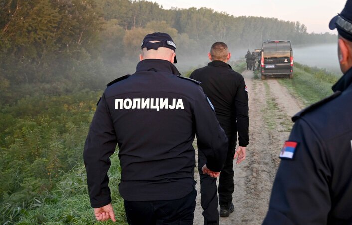 Közös erővel igyekeznek majd védeni Szerbia és Észak-Macedónia határát. A felvétel a szerdai rendőrségi akciókor készült, amikor Szerbkeresztúr közelében mintegy 200 migráns alkalmi táborát számolták fel Közös erővel igyekeznek majd védeni Szerbia és Észak-Macedónia határát. A felvétel a szerdai rendőrségi akciókor készült, amikor Szerbkeresztúr közelében mintegy 200 migráns alkalmi táborát számolták fel