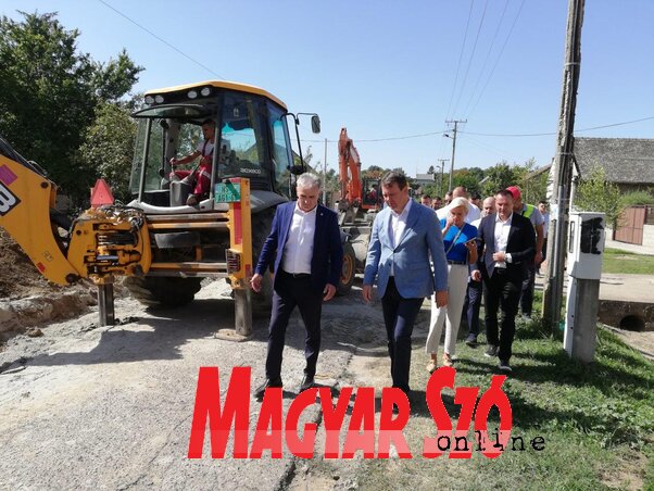 Mirović Bácsfeketehegyen megtekintette a szennyvízelvezető hálózat kiépítésének munkálatait (Tóth Péter felvétele)