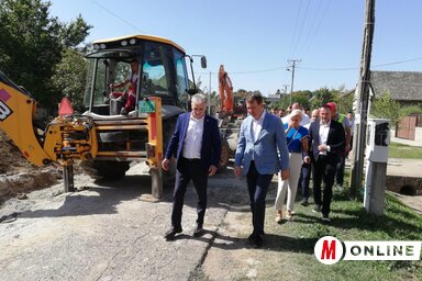 Mirović Bácsfeketehegyen megtekintette a szennyvízelvezető hálózat kiépítésének munkálatait (Tóth Péter felvétele)