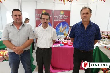 Varga Géza (középen) a Mezőgazdasági Iskola és Diákotthon tanáraival az Expón (Tóth Péter felvétele)