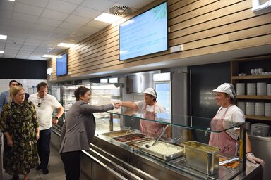 Látogatása során Ana Brnabić a korszerű üzemi étkezdében is megfordult (Fotó: Beta)