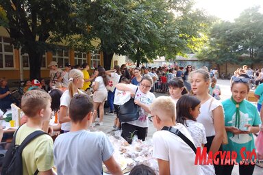 A jótékonysági vásáron szinte minden osztályközösség részt vett – a nap végéig 237 000 dinár gyűlt össze (Fotó: Tóth D. Lívia felvétele)