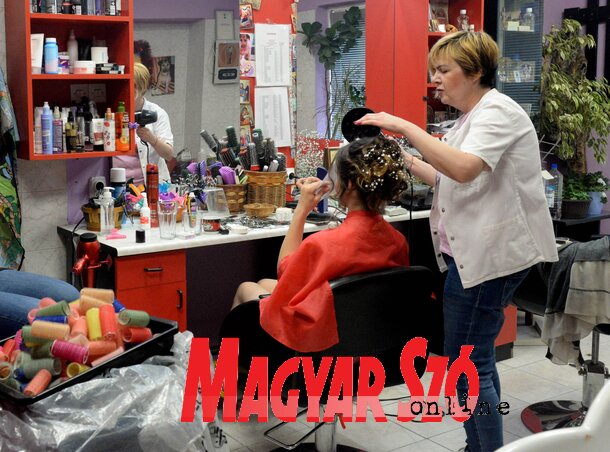 Egyaránt keresettek a kezdő és a tapasztalt fodrászok (Fotó: Dávid Csilla) Egyaránt keresettek a kezdő és a tapasztalt fodrászok (Fotó: Dávid Csilla)