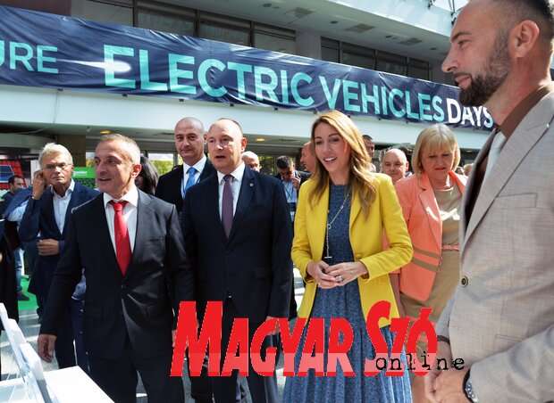 Az Újvidéki Egyetem, a Tartományi Gazdasági és Idegenforgalmi Titkárság, valamint Újvidék város képviselete az energiaügyi miniszter társaságában (Fotó: Dávid Csilla) Az Újvidéki Egyetem, a Tartományi Gazdasági és Idegenforgalmi Titkárság, valamint Újvidék város képviselete az energiaügyi miniszter társaságában (Fotó: Dávid Csilla)