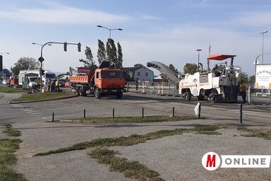 Nagyjából 10 cm vastagságban feltörik, majd elhordják a régi aszfaltburkolatot a Nejlonpiac előtti
útkereszteződésről (Fotó: Fúró Dénes felvétele)