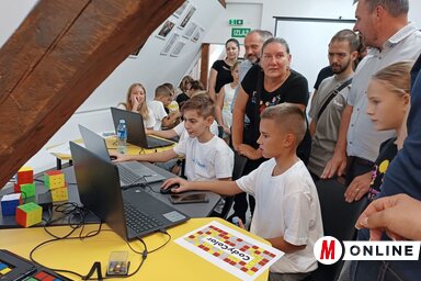 A vendégek megtekintik a Programozók éjszakája projektjeit (Kazinczy Paszterkó Diana felvétele)