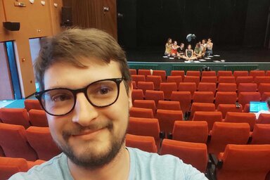 Rókus Zoltán színművész foglalkozik a gyermekekkel (Fotó: Rókus Zoltán)