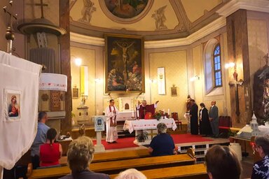 Ft. Fazekas Ferenc, a Szabadkai egyházmegye egyházmegyei kormányzója megáldja a pacséri templombúcsú résztvevőit (Alexandar Jano felvétele)