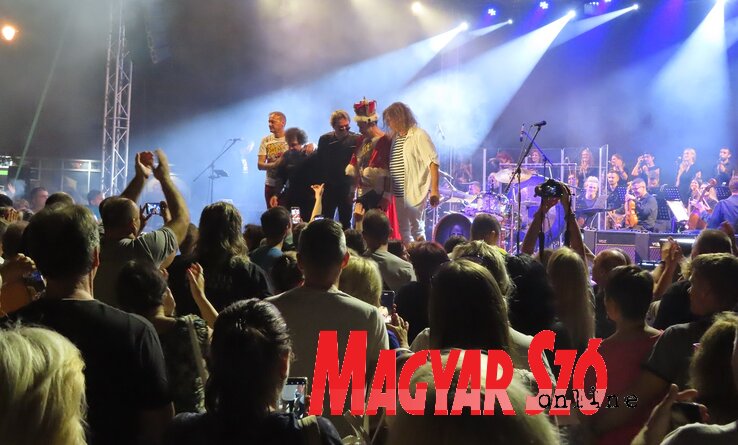 Nagy sikert aratott Topolyán is a Queen Symphony Sensation zenekar (Kiss Zoltán felvétele) Nagy sikert aratott Topolyán is a Queen Symphony Sensation zenekar (Kiss Zoltán felvétele)