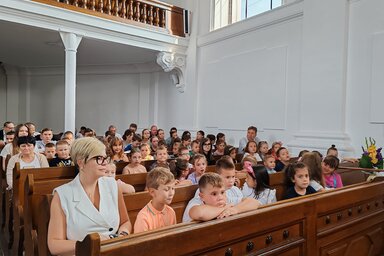 A bácsfeketehegyi tanévkezdő istentisztelet résztvevői (Pál Károly felvétele)