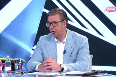 Aleksandar Vučić a Pink tévé vasárnap esti Hit tvit című műsorában vendégszerepelve jelentette be a további árcsökkentéseket is (Screenshot/pink.rs)