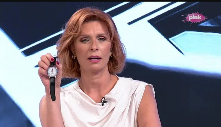 A Pink tv műsorvezetőnője Vučić karórájával. Az államfő szerint nem félmillió eurós svájci óráról van szó, hanem 1000 eurósról, és Miloš Zeman cseh államfőtől kapta ajándékba (Képernyőfelvétel) A Pink tv műsorvezetőnője Vučić karórájával. Az államfő szerint nem félmillió eurós svájci óráról van szó, hanem 1000 eurósról, és Miloš Zeman cseh államfőtől kapta ajándékba (Képernyőfelvétel)