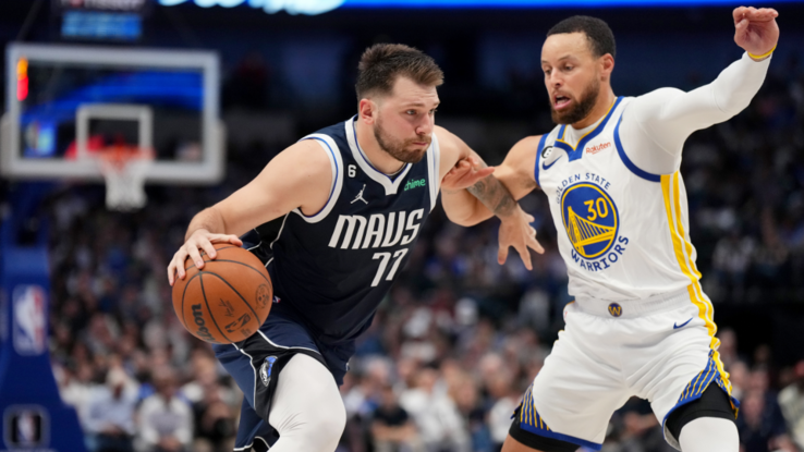 Dončić tör utat Steph Curry mellett (Fotó: Sporting News) Dončić tör utat Steph Curry mellett (Fotó: Sporting News)