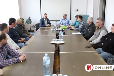 Az önkormányzat képviselői és a kedvezményezettek (Lakatos János felvétele)