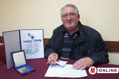 Tavaly polgármesteri plakettel ismerték el munkájukat – Ortó Károly a kitüntetéssel (Tóth Péter felvétele)