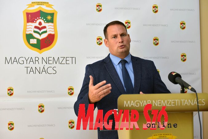 Biće izgrađen kompleks, koji je dostojan i u pogledu Mađara koji žive u Novom Sadu, kao i okolini – rekao je Arpad Fremond u vezi sa investicijom u zgradi sedišta „Mađar soa” (Foto: Edvard Molnar) Biće izgrađen kompleks, koji je dostojan i u pogledu Mađara koji žive u Novom Sadu, kao i okolini – rekao je Arpad Fremond u vezi sa investicijom u zgradi sedišta „Mađar soa” (Foto: Edvard Molnar)