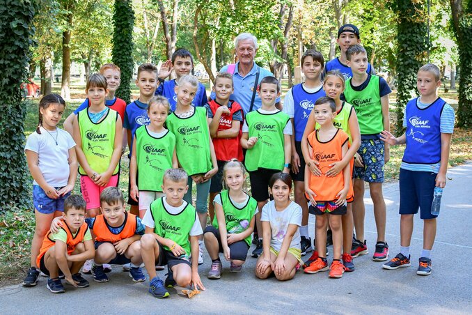 A fiatal atléták Ubori László edzővel (A Spartacus Atlétikaklub felvétele) A fiatal atléták Ubori László edzővel (A Spartacus Atlétikaklub felvétele)