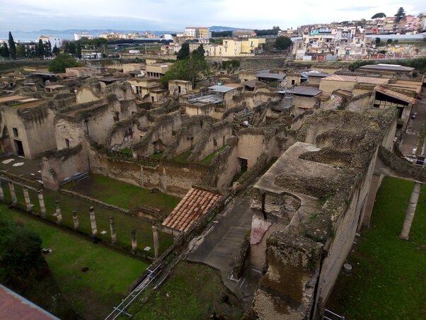 Herculeneum, a háttérben Ercolano Herculeneum, a háttérben Ercolano