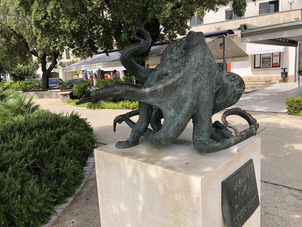 A kikötő mellett végigfutó sétányt tengeri állatok szobrai díszítik A kikötő mellett végigfutó sétányt tengeri állatok szobrai díszítik