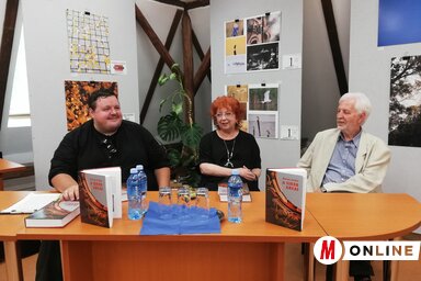 Máriás Endre, Náray Éva és Fodor István a topolyai könyvtár padlásterében szervezett könyvbemutatón (Tóth Péter felvétele)