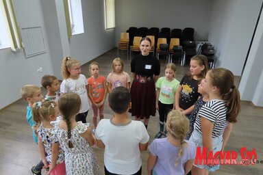 Klima Döníz népdalt tanít a kisgyerekeknek (Fotó: Csincsik Zsolt)