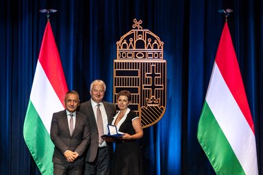 Hódi Judit Semjén Zsolttól és Potápi Árpád Jánostól vette át az elismerést (Fotó: Nemzetpolitikai Államtitkárság)