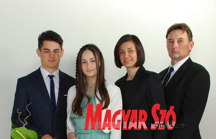 A Lévai család: Balázs, Lili, Beáta és József (Fotó: Csincsik Zsolt) A Lévai család: Balázs, Lili, Beáta és József (Fotó: Csincsik Zsolt)