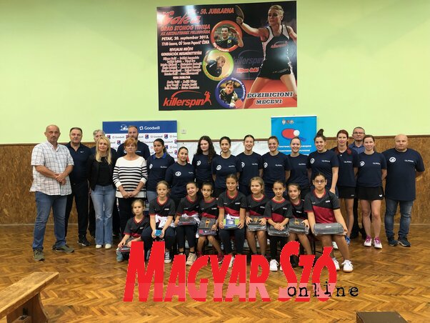 Az emléktorna résztvevői, előtérben a fiatalok az új felszereléssel (Erős Kincses Krisztina felvétele) Az emléktorna résztvevői, előtérben a fiatalok az új felszereléssel (Erős Kincses Krisztina felvétele)