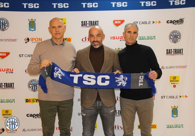 Zsemberi János, Žarko Lazetić és Palágyi Szabolcs (balról jobbra) 2022 novemberében, amikor a TSC bejelentette, hogy 2025 júniusáig biztosan folytatják az együttműködést a szakemberrel. Egyelőre úgy tűnik, jó döntést hoztak (Fotó: TSC)