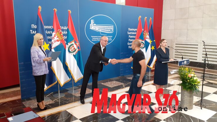 Milorad Malić mezőgazdasági titkársegéd nyújtotta át a támogatási szerződéseket (Fotó: Dancsó Áron) Milorad Malić mezőgazdasági titkársegéd nyújtotta át a támogatási szerződéseket (Fotó: Dancsó Áron)