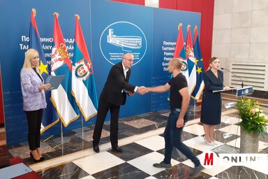 Milorad Malić mezőgazdasági titkársegéd nyújtotta át a támogatási szerződéseket  (Fotó: Dancsó Áron)