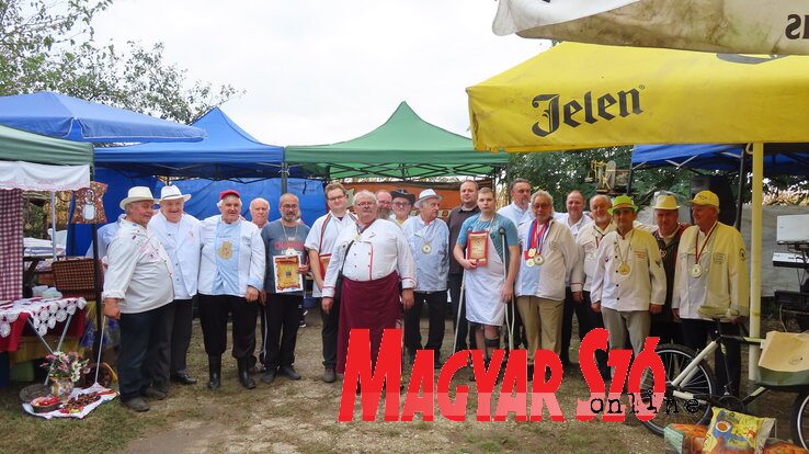 A főzőverseny szervezői, zsűrije és díjazottjai (Kiss Zoltán felvétele) A főzőverseny szervezői, zsűrije és díjazottjai (Kiss Zoltán felvétele)