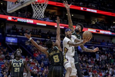 Ingram ennél a kosárnál egy pluszbüntetőt is kiharcolt (Fotó: Beta/AP)