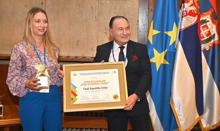 A szerb kormány nevében Jovana Joksimović, az energiaügyi miniszter helyettese átveszi a TOP Energy kitüntetést (Fotó: Ótos András) A szerb kormány nevében Jovana Joksimović, az energiaügyi miniszter helyettese átveszi a TOP Energy kitüntetést (Fotó: Ótos András)