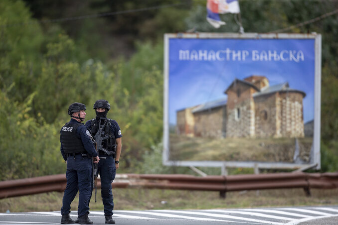 A banjskai kolostorhoz menekültek vasárnap az elkövetők, ezért annak a telkére is behatoltak az albán rendőrök (Fotó: Beta) A banjskai kolostorhoz menekültek vasárnap az elkövetők, ezért annak a telkére is behatoltak az albán rendőrök (Fotó: Beta)