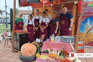 A topolyai Mezőgazdasági Iskola szakács szakának másodikos diákjai a tanáraikkal (Kazinczy Paszterkó Diana felvétele)