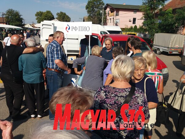 A Nyugdíjbiztosítási Alap munkatársai a kedvezményeket is ismertették a temerini idősekkel (Fotó: Tóth D. Lívia) A Nyugdíjbiztosítási Alap munkatársai a kedvezményeket is ismertették a temerini idősekkel (Fotó: Tóth D. Lívia)