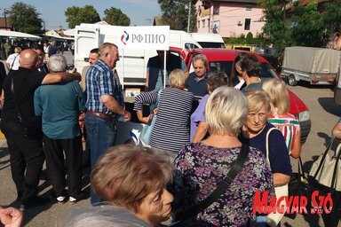 A Nyugdíjbiztosítási Alap munkatársai a kedvezményeket is ismertették a temerini idősekkel (Fotó: Tóth D. Lívia)