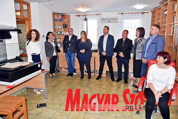 Kormányos Katona Gyöngyi megbízott igazgató mutatta be a küldöttségnek az intézmény munkáját (Gergely Árpád felvétele) Kormányos Katona Gyöngyi megbízott igazgató mutatta be a küldöttségnek az intézmény munkáját (Gergely Árpád felvétele)