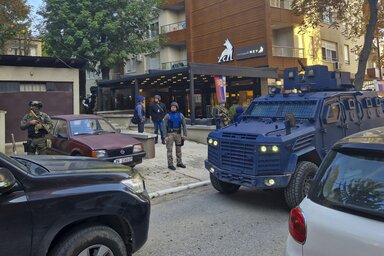 Kosovska Mitrovicában átkutatták az épületet, amelyben a Grey étterem működik és ahol korábban Milan Radoičić lakott (Fotó: Beta)