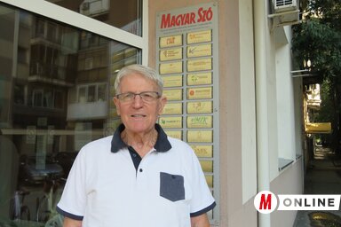 Jovan Adamov a Magyar Szó székháza előtt, fotó: Albert Éva